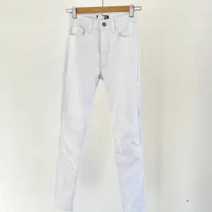 Oanvända vita jeans från fashion nova US1/XXS