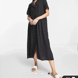Monki oversize klänning xxs - Helt ny klänning svart o vitprickig från Monki i storlek xxs, passar mig som har 34 i vanliga fall. Frakt blir 50:- då jag skickar med frimärken.