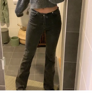 Hm lowaist jeans - Säljer dessa super snygga lowaist jeansen från hm som inte finns kvar. Psssar mig i längden bra som är 168