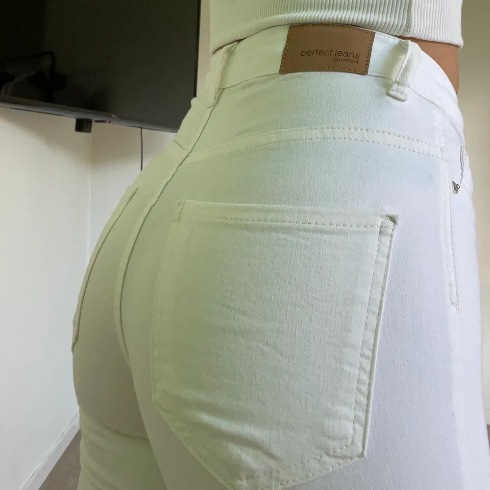 Vita jeans från ginatricot, passar på mig som är 155cm🤍köparen står för frakten på 66kr🤍. Jeans & Byxor.