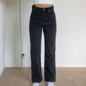 Svarta jeans  - Jeans från h&m, jag är 155cm🤍köparen står för frakten på 79kr🤍