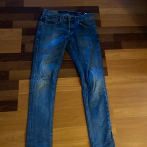 Dondup jenas slt: 30  - Dondup jenas. Stl: 30 upptill  Blåa jeans som är i bra skick förutom ett hål på ena knät. Men som enkelt kan lagas.  Modell en är skinny fit Mitt pris: 200 kr  Finns att hämta i Askim 