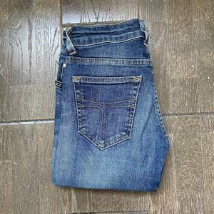 Skinny jeans från Tiger of Sweden i superfin mörkblå tvätt. Regular waist, storlek 26/30. Favoritjeansen som tyvärr blivit för små för mig och därför får flytta hem till någon annan 💗
