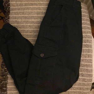 Cubus - Säljer ett par fina cargo byxor från Cubus. Dom sitter inte tajt på benen, utan är lite lösa.