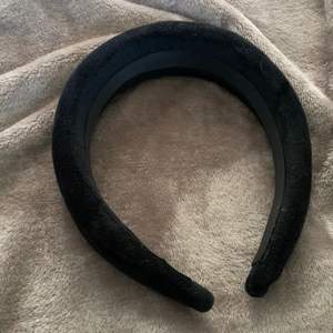 Ett hårband svart (stort/fluffigt) ALDRIG använd 