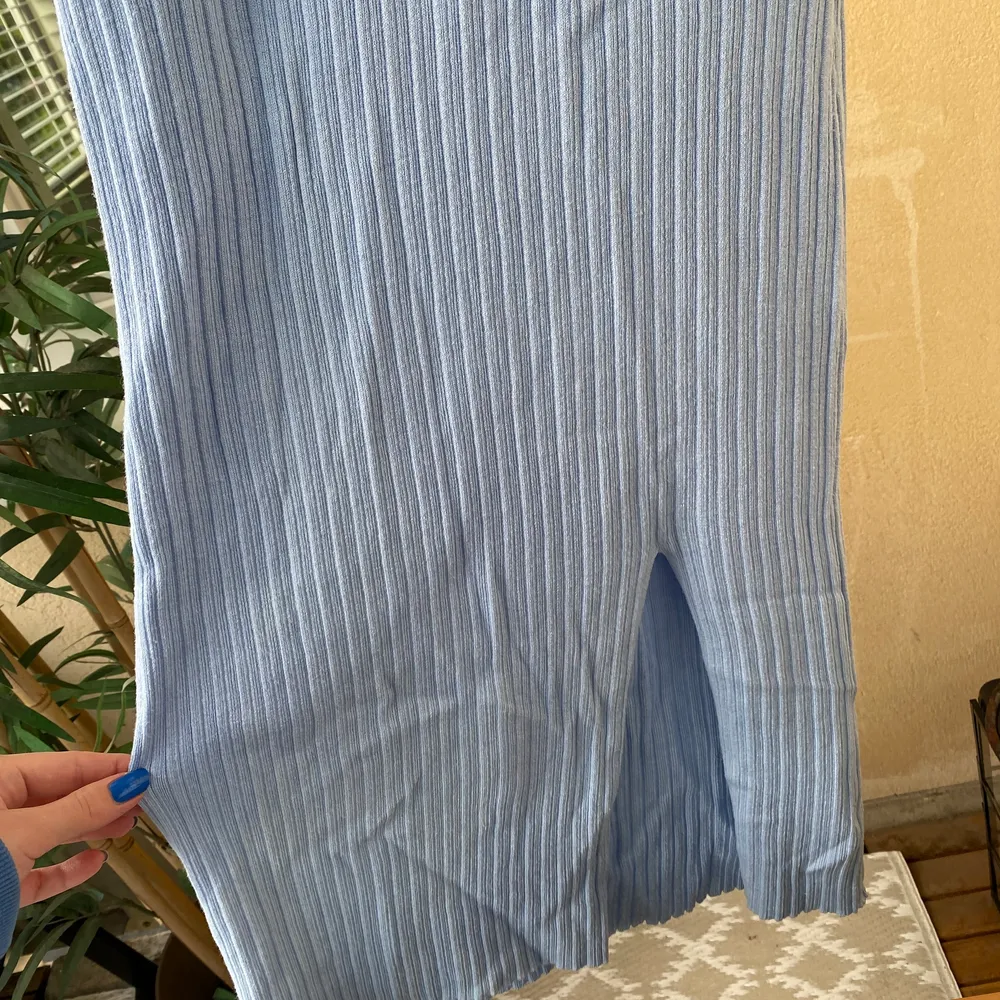 Lång babyblå stickad klänning med slits från hm! Kan hämtas i Telefonplan alternativt fraktas och då står köparen för frakt 🌸. Klänningar.
