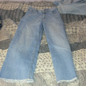 Jeans - Lite använda men i bra skick. 