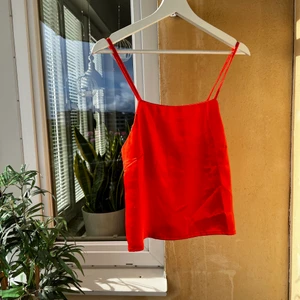 Festtopp - Orange söt topp o glansigt material! Kan hämtas i Telefonplan alternativt fraktas och då står köparen för frakt 🌸