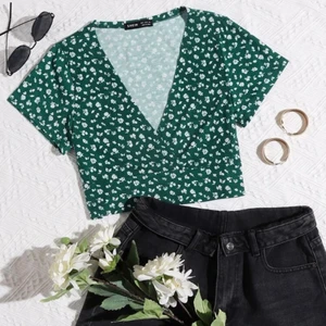 Blommig T-shirt  - Jätte fin blommig T-shirt från shein som jag endast testat. Jag säljer den då den inte kommer till användning här. Köptes för 40kr. Köparen står för frakten.