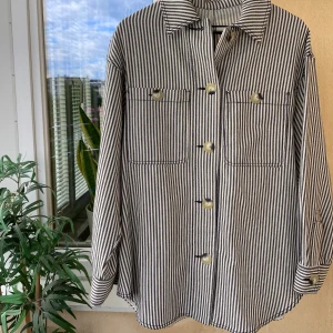 Randig skjortjacka  - Superfin skjortjacka som tyvärr inte använts, lapparna kvar. Kan hämtas i Telefonplan alternativt fraktas och då står köparen för frakt 🌸 