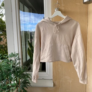 Beige croppad hoodie - Kan hämtas i Telefonplan alternativt fraktas och då står köparen för frakt 🌸