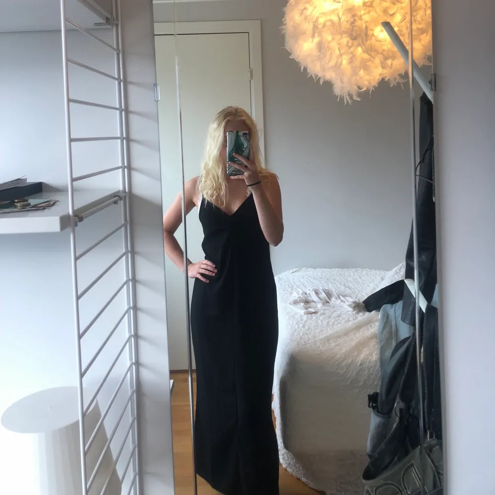 Drömmig lång svart klänning. Aldrig använd. Säljer för inte riktigt min stil.. Klänningar.