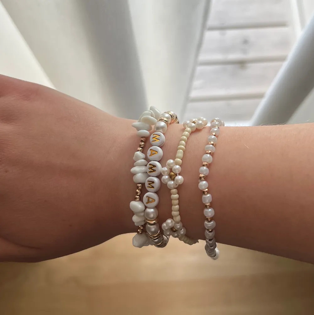 Handgjorda sommararmband, kom med förslag på olika färger eller armband som ni vill ha, 69kr/st för armbanden, 89kr/st för halsband . Accessoarer.