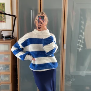 Randig stickad tröja - Superhärlig stickad tröja från nakd! Perfekt över klänning, till kjol eller jeans. Hör av er vid frågor!