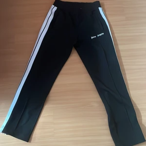 Palm angels byxor - Säljer mina palm angels byxor som är i 9/10 skick Endast använda ett fåtal gånger I storlek M.  Byxorna är äkta och kvitto finns. Kan tänkas gå ner vid snabb pris