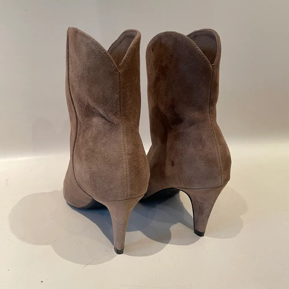 Oanvända Sophie Schnoor ankel boots i mocka och färgen Taupe. Snygga till jeans, kjol och klänning. Nypris: 2,199 kr.. Skor.