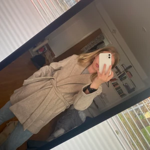 Vår/höstkappa - Beige kappa från Only. Petite modell vilket passar för oss som är lite kortare (jag är 163cm). I nyskick, använd ca 2-3 ggr. Storlek S. 176kr inkl frakt!