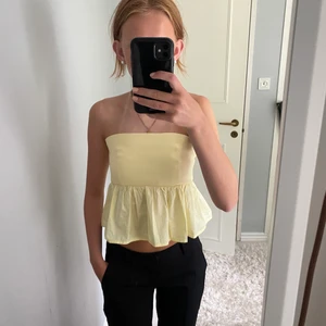 Storlek s - Super fin topp från zara i storlek s, aldrig använd💓💓 frakten kostar 50-66kr