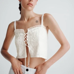 Zara top strl s - Vit topp från zara i strlk s! Köpte den för bara någon vecka sedan i Italien, men är helt oanvänd och prislappen är frf kvar! Skriv för egna bilder :) 