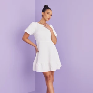 Helt ny klänning från VILA - Storlek 40 men funkar på mig som är 38/40. Helt ny, prislapp kvar. Vit, superfin klänning med puffärmar och lite utsvängd nertill. Har kostat 550kr. Vill ha 400. Frakt tillkommer om den ska skickas. Finns i Lund/Malmö