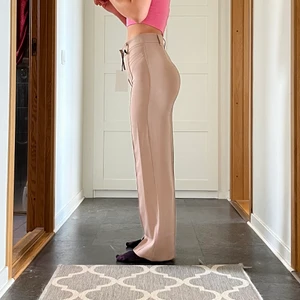 Helt nya madlady kostymbyxor! - Säljer dessa helt oanvända kostymbyxorna från madlady pga att jag äger för många par byxor! Dessa har lappen kvar, det är deras nyaste modell av kostymbyxor. Utan fickor. Storlek 36 l30. Egna bilder kan jag fixa vid önskan! Frakt tillkommer 🫶🏽