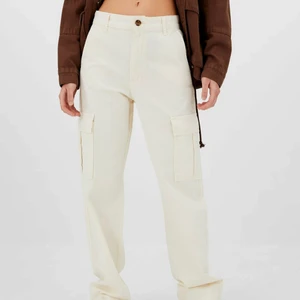 Stradivarius Cargos strl 44 - Säljer helt nya & oanvända Stradivarius cargo byxor. De är i otroligt bra skick då de är helt oanvända! Säljer pga det passar inte min klädstil! 