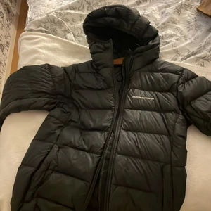 Peak performance jacka - Säljer denna jackan som ej kommer till användning då jag har en till. Dam modell i storlek s. Helt felfri, skriv gärna privata ifall det behövs fler bilder eller undrar något speciellt kring jackan 