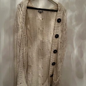 Kofta - S  - En mycket mycket mysig sommerkofta för de sena sommerkvällarna ☀️ Jag har två, så jag säljer denna. Från BikBok, storlek S men oversize! Ulligt tyg, såååå skön och go💞💞 Inga defekter!