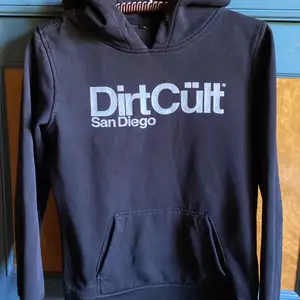 Välanvänd Dirtcult hoodie men den är ändå i gott skick. Tyvärr saknas snöre och texten är krakelerad 