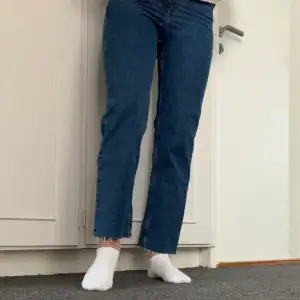 Ett par mörkblåa jeans från hm i storlek 34. Säljer då de är för små för mig. De har en straight fit och är lite kortare i längden (jag är 164)✨