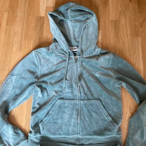 Juicy Couture dress str M i båda  - Används inte längre, ligger bara och tar plats nu. Säljer båda för 1200 tillsammans. Är det endast en av plaggen du vill ha blir det 600. 