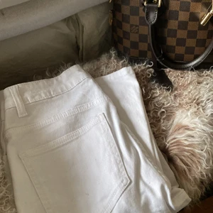 Vita jeans - Säljer oanvända vita baggy jeans🤍