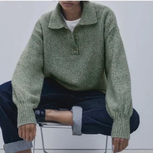 Stickad tröja - Säljer denna jättesköna tröja från Zara då jag fick två likadana! helt oanvänd i storlek S, men passar nog mellan XS-M beroende på hur man vill att den ska sitta, den är alltså oversized! Hör av er om ni vill ha fler bilder💕 Buda i kommentarerna! BUD: 320