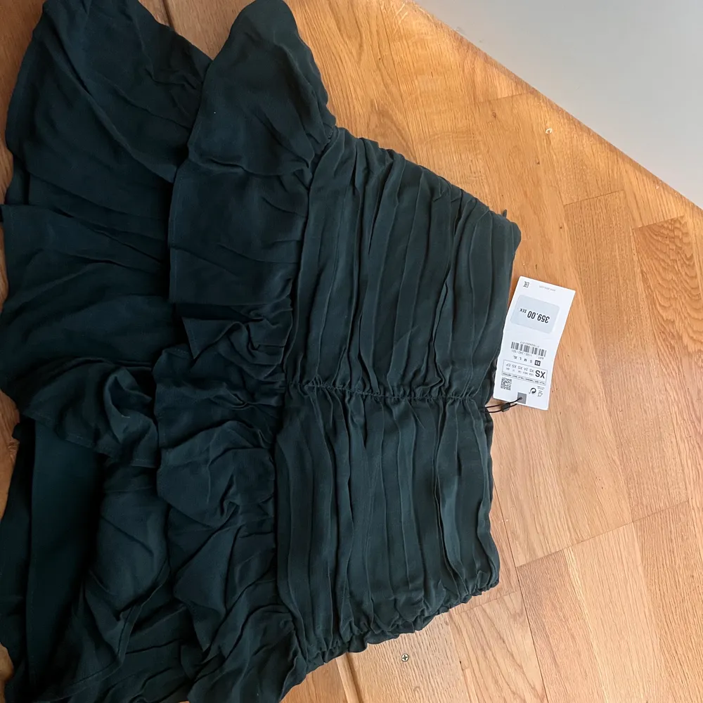 Funderar på att sälja denna jätte fina zara kjol i strl xs. Denna kjol går inte att köpa längre så är osäker om man borde sälja. Men den är aldrig andvänd och har fortfarande kvar sin prislapp. Köpte för 359kr. Säljer vid bra bud❤️. Kjolar.