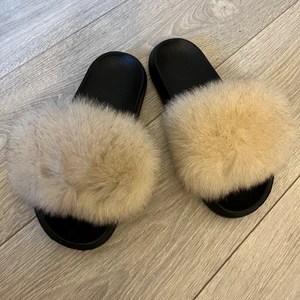 Pälstofflor - Jätte fina pälstofflor ifrån garoff i färgen ökensand. Skriv för fler bilder. Oanvända på grund av storleken passar inte❤️