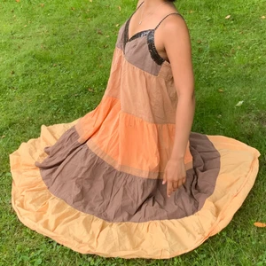 Sommarklänning  - En orange/brun sommarklänning med fina paljetter vid bröstet. Har justerbara remmar och är superfin! 