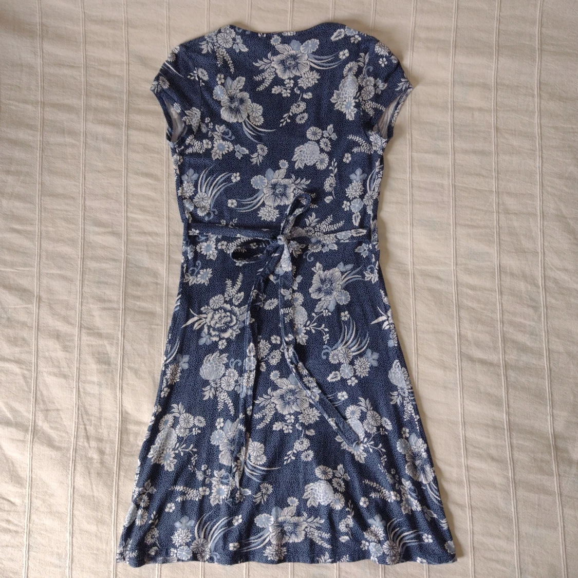 Blåvit mönstrad omlottklänning, storlek XS - 91