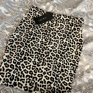 Kjol - Kjol med leopardmönster, aldrig använd och prislappen är kvar💓 storlek 34 men passar även S då den är stretchig i tyget. 
