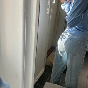 Ljusblå straight mid waist jeans  - använda 2-3 gånger Sitter bra vid midjan.