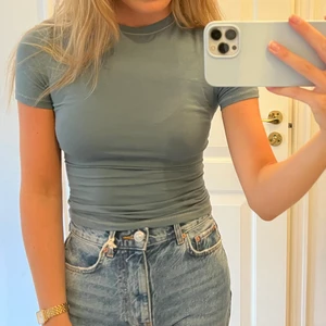 Skims tshirt - Världens skönaste T-shirt, helt ny, från Skims. Säljer för att jag har 2! Leeever i dessa annars.  Lapparna kvar. Köparen står för frakt 🤍