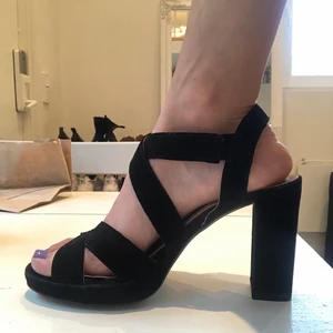 Klackskor stl 37  - Svarta klackskor i äkta skinn. Använda och älskade men i gott skick!  Klackhöjd ca 9,5 cm  Platå 2 cm 