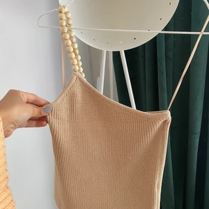 One-shoulder linne - Stickat beige linne med speciellt band!!! Älskar denna men dennärmlite för stor för mig så väljer istället att nån annan ska få njuta av den. Köpt på zara o den är i storlek S❤️❤️❤️ 80kr plus frakt 