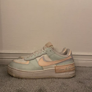 Air force 1 Shadow - Fint skick använda air force Shadows köpta ifrån Zalando hösten 2021. Dem är såklart äkta och inte alls använda mycket. Säljer pågrund av att dem är tyvärr för små för mig. Om du är intresserad så är det bara att kontakta eller om du vill ha fler bilder.