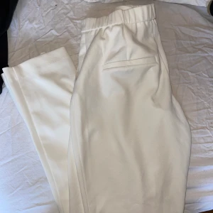 Kostymbyxor  - Vita kostymbyxor, använda en gång.