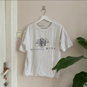 Vintage vit t-shirt  - ass snygg vintage t-shirt i storlek L. Den passar nog dock xs,s,m och l beroende på hur man vill att den ska passa :) 