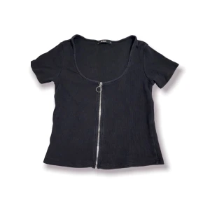 Zip up topp - Svart Zip Up Topp från BikBok i Storlek M