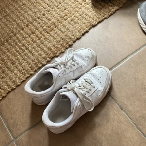 Nike air force 1 - Säljer för dom är lite för stora. Fint skick! Dm ifall du vill ha fler bilder💗