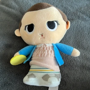 Eleven plushy - Säljer nu min stragner things season 1 Eleven Plush! Den har inga defekter och år sååå söt, det är äkta merch också. Kolla gärna in mina andra annonser också <3