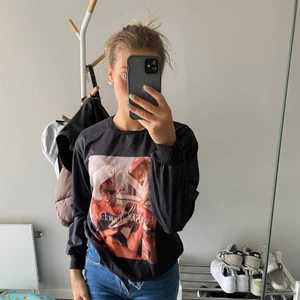 Collegetröja  - Fin tröja med tryck som aldrig kommit till användning, därav i väldigt fint skick. Köparen står för frakten men möts gärna upp😊