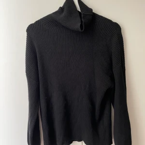 Stickad polotröja storlek S - Stickad polotröja från BikBok i storlek S. Jag kan räkna på en hand dom gånger jag använt tröjan. Är inte så bekväm i polokrage därav säljer jag den. Tröjan är i ett väldigt fint skick.   Köparen står för eventuell fraktkostnad🌸